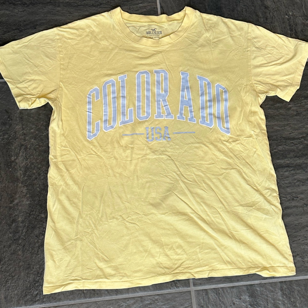 “COLORADO” Short Sleeve Tee from Hollister size XS in Pale Yellow Purple Letters - Picture 7 of 7